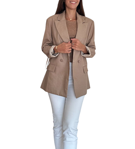 Cette veste blazer arbore une teinte beige classique qui se marie parfaitement avec une multitude de tenues.

Conçue dans une coupe légèrement oversize, elle apporte une touche à la fois chic et décontractée à votre look. Dotée de deux boutons en façade pour une fermeture élégante, ainsi que de poches à rabat pratiques, cette veste allie style et fonctionnalité. Le tissu garantit un tombé impeccable, tandis que les revers larges et structurés ajoutent du caractère à la silhouette.