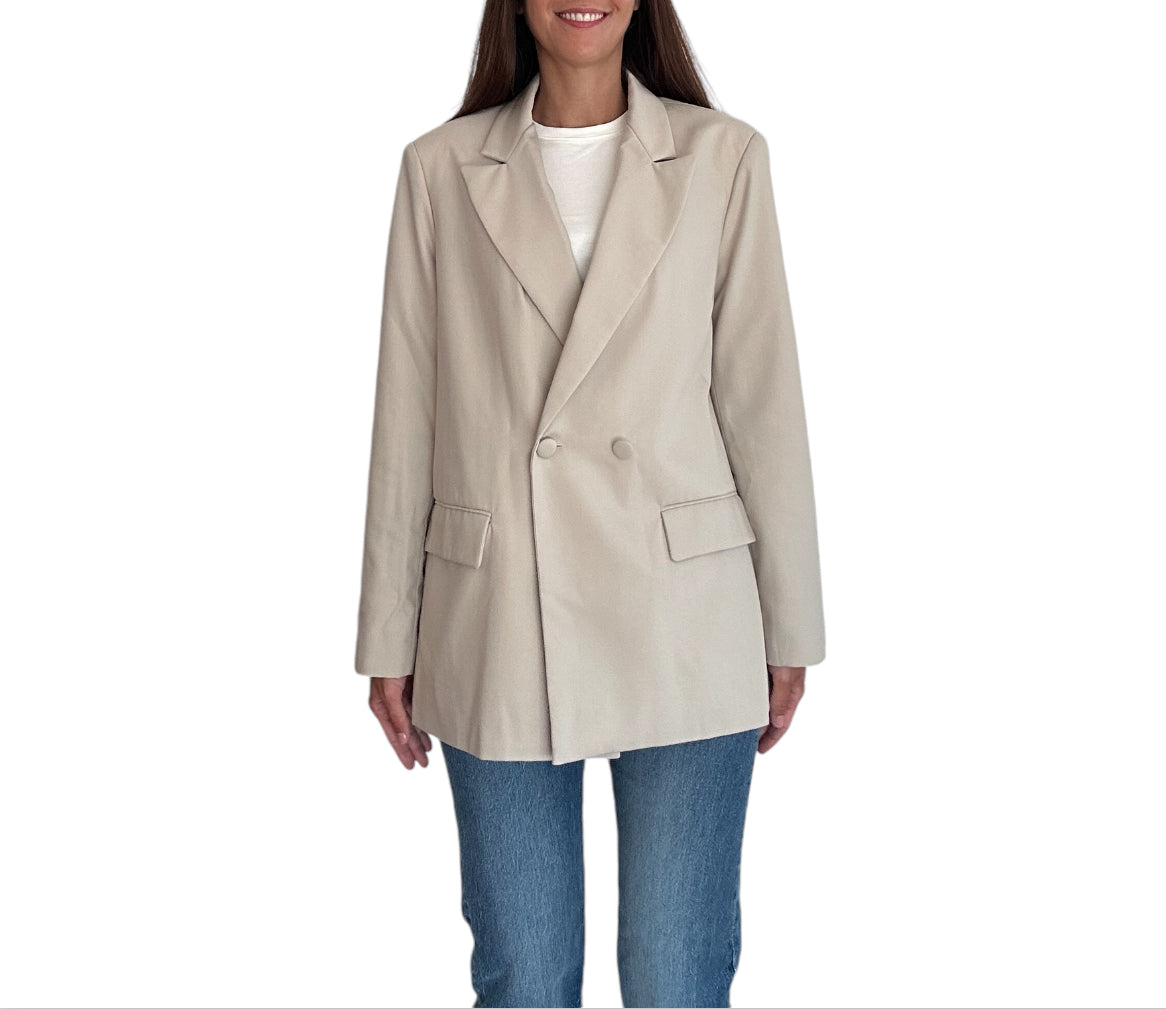 Facile à combiner, ce blazer est idéal pour compléter un look professionnel ou ajouter une touche de chic à une tenue décontractée. Une pièce indispensable pour celles qui recherchent à la fois style et polyvalence.


----------------------------------------------------------------------------------------------------

Le modèle mesure 1m69 et porte une taille S.

Détails de la conception : 80% polyester et 20% viscose.