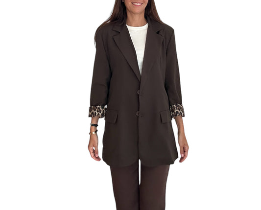 Adoptez un look audacieux avec cette veste tailleur marron incontournable.

Dotée d'une doublure léopard ultra-tendance, elle combine sophistication et esprit sauvage. Portez-la manches retroussées pour révéler l'imprimé animalier et apporter une touche de caractère à votre tenue. Confectionnée dans un tissu de qualité, cette veste offre une coupe structurée qui met en valeur la silhouette toute en restant légère. 