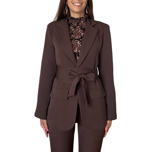 Cet ensemble se compose d'une veste tailleur féminin et de son pantalon assorti, idéal pour une allure working girl (pièces vendues séparément).
La veste de cet ensemble est une pièce tailleur originale.Elle est conçue pour être cintrée, épousant la silhouette avec élégance. La veste se distingue par une ceinture intégrée qui se noue à la taille, permettant d'ajuster la coupe selon les préférences et d'accentuer la taille. 