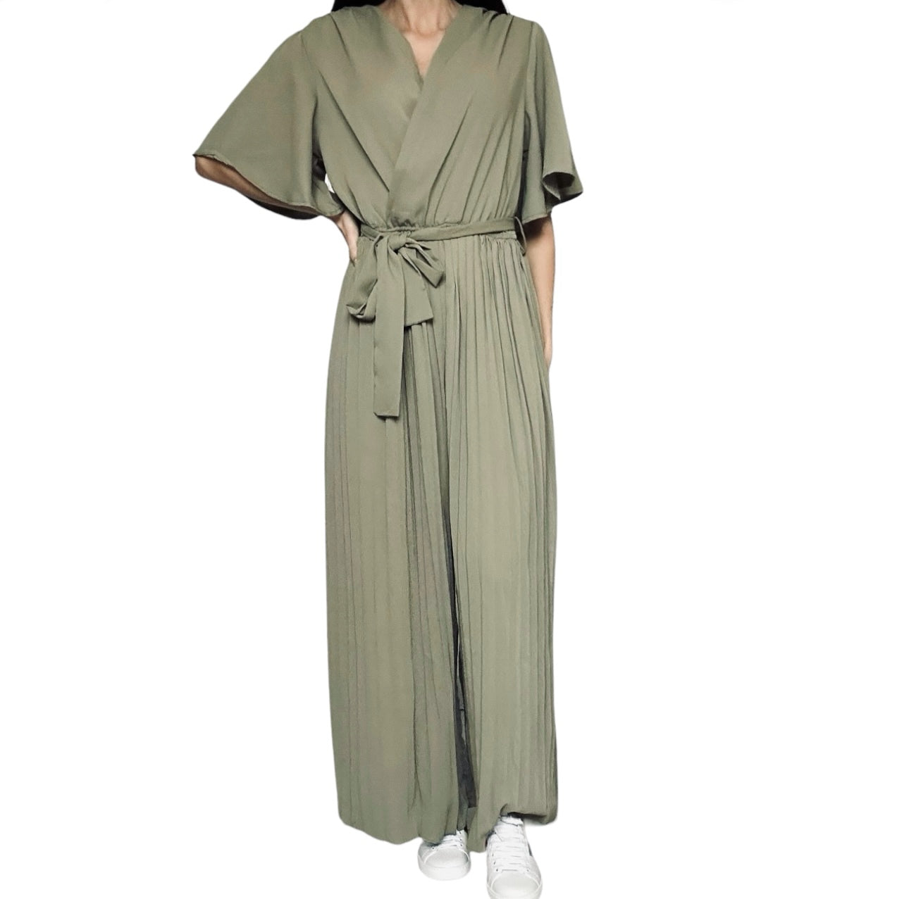 La combinaison vous offrir un ajustement ample au niveau des jambes, ce qui peut procurer confort et liberté de mouvement.
Pour mettre en valeur cet aspect plissé, vous pouvez opter pour des chaussures à talons pour allonger la silhouette. Évitez les accessoires trop volumineux au niveau du bas pour ne pas surcharger le look.
Cette combinaison plissée est idéale pour des événements semi-formels ou même décontractés, en fonction des autres éléments de votre tenue.
combinaison large petit prix tendance été 