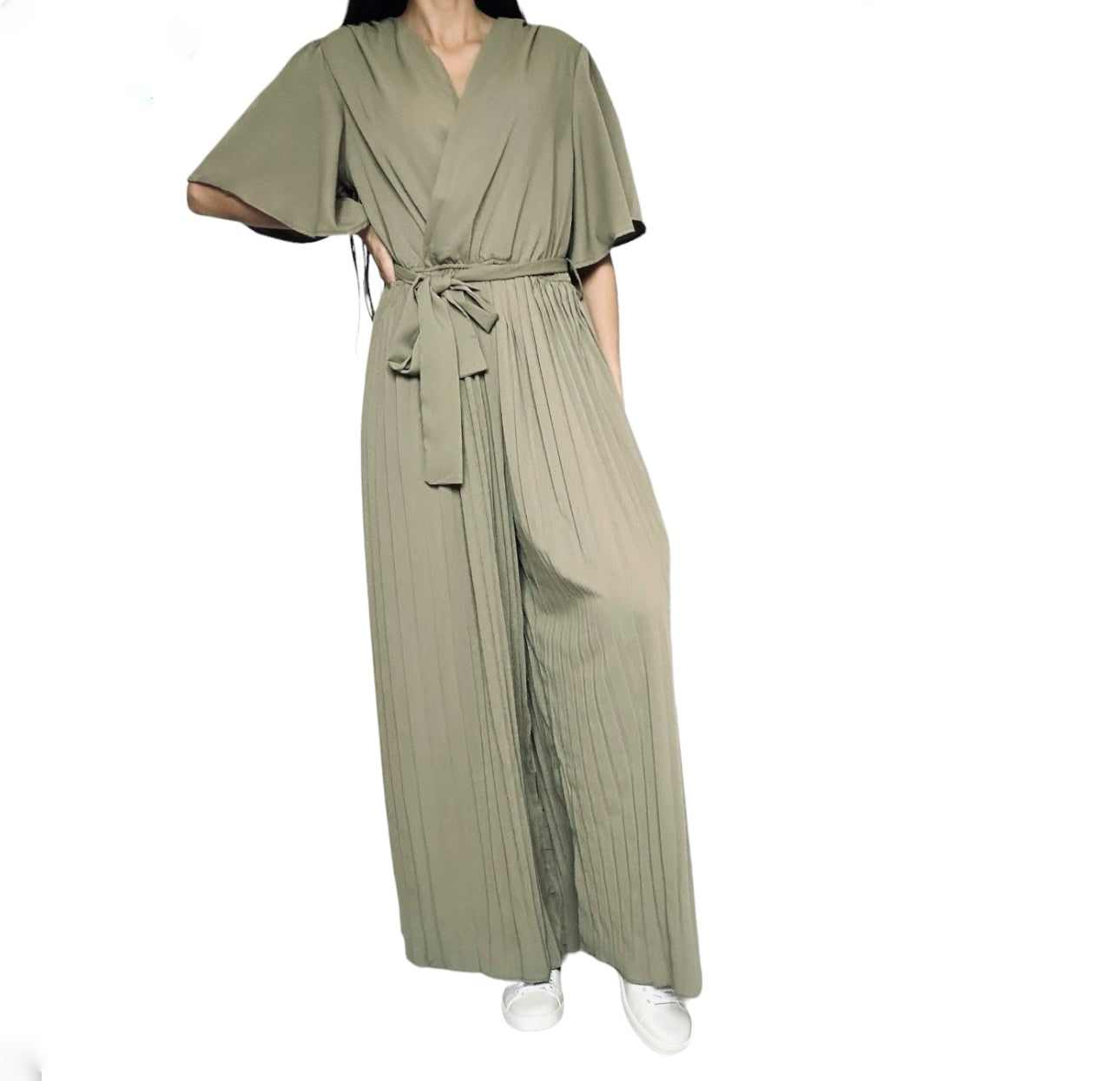 La combinaison vous offrir un ajustement ample au niveau des jambes, ce qui peut procurer confort et liberté de mouvement. <br>Pour mettre en valeur cet aspect plissé, vous pouvez opter pour des chaussures à talons pour allonger la silhouette. Évitez les accessoires trop volumineux au niveau du bas pour ne pas surcharger le look. <br>Cette combinaison plissée est idéale pour des événements semi-formels ou même décontractés, en fonction des autres éléments de votre tenue.