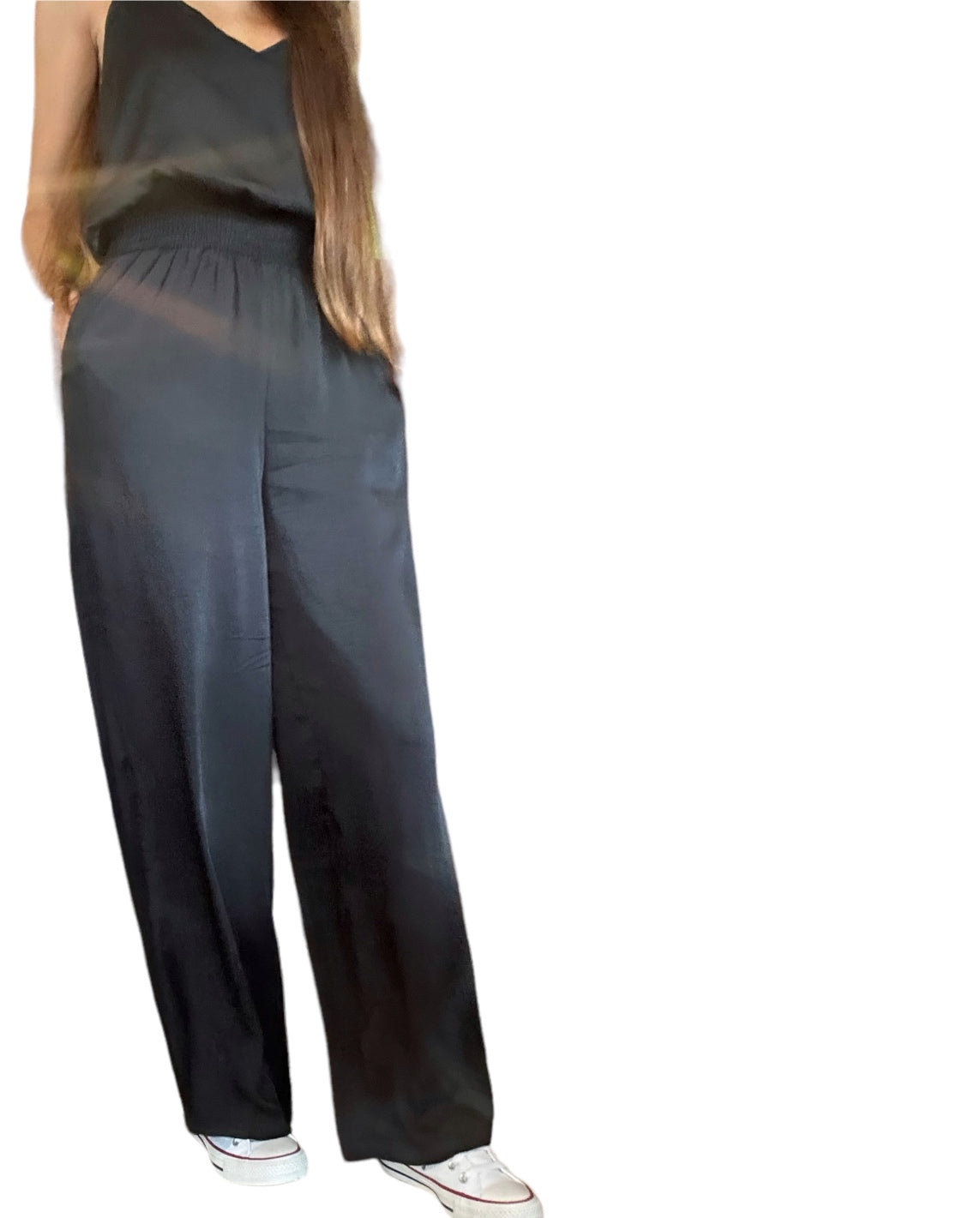 Découvrez notre combinaison fluide d'un orange éclatant, conçue pour allier confort et élégance. Dotée d'un buste légèrement blousant et de bretelles ornées de délicates fleurs, elle met en valeur votre silhouette avec une touche féminine raffinée. Son tissu léger, doublé jusqu'aux cuisses pour une opacité parfaite et une sensation de douceur sur la peau, fait de cette pièce le choix idéal pour une allure moderne et qui se distingue des autres styles. 100% polyester. Doublure : 100% polyester