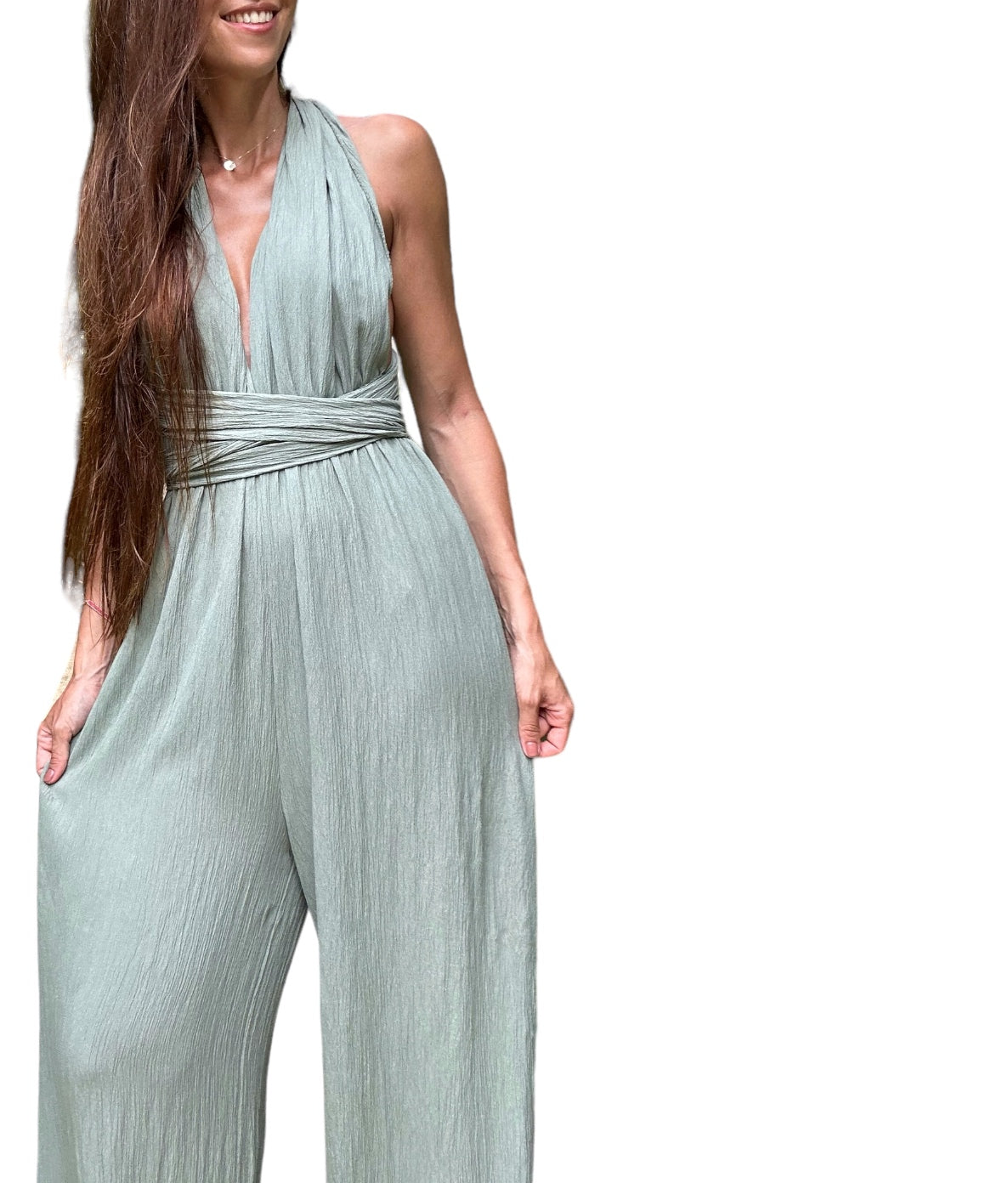 Facile à entretenir et résistante aux plis, cette combinaison est parfaite pour toutes les occasions, alliant style et praticité.

Le modèle mesure 1m69 et porte une taille unique&nbsp;(conseillé jusqu’au 46).

Convient parfaitement aux personnes mesurant plus d’1m70 car très longue au niveau des jambes.

Détails de la conception : 100% polyester.