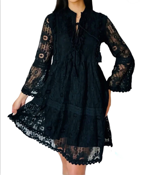 Cette robe noire en dentelle est un véritable coup de cœur pour un look intemporel et élégant. La dentelle apporte une touche de sophistication, tandis que la couleur noire ajoute une dose de chic. Cette robe offre une combinaison élégante de féminité et de style. Parfaite pour des occasions habillées, cette robe est un choix sophistiqué pour celles qui recherchent un look chic. La robe noire en dentelle serait l'idéal pour une soirée romantique.