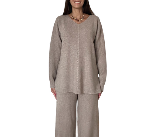 Cet ensemble cosy-chic est composé d'un pull ample à col en V et d'un pantalon large, tous deux confectionnés dans une matière de très bonne qualité, douce et confortable de couleur beige taupe.

Le pull, avec sa coupe décontractée et ses manches longues, offre un confort optimal tout en conservant une allure soignée. 