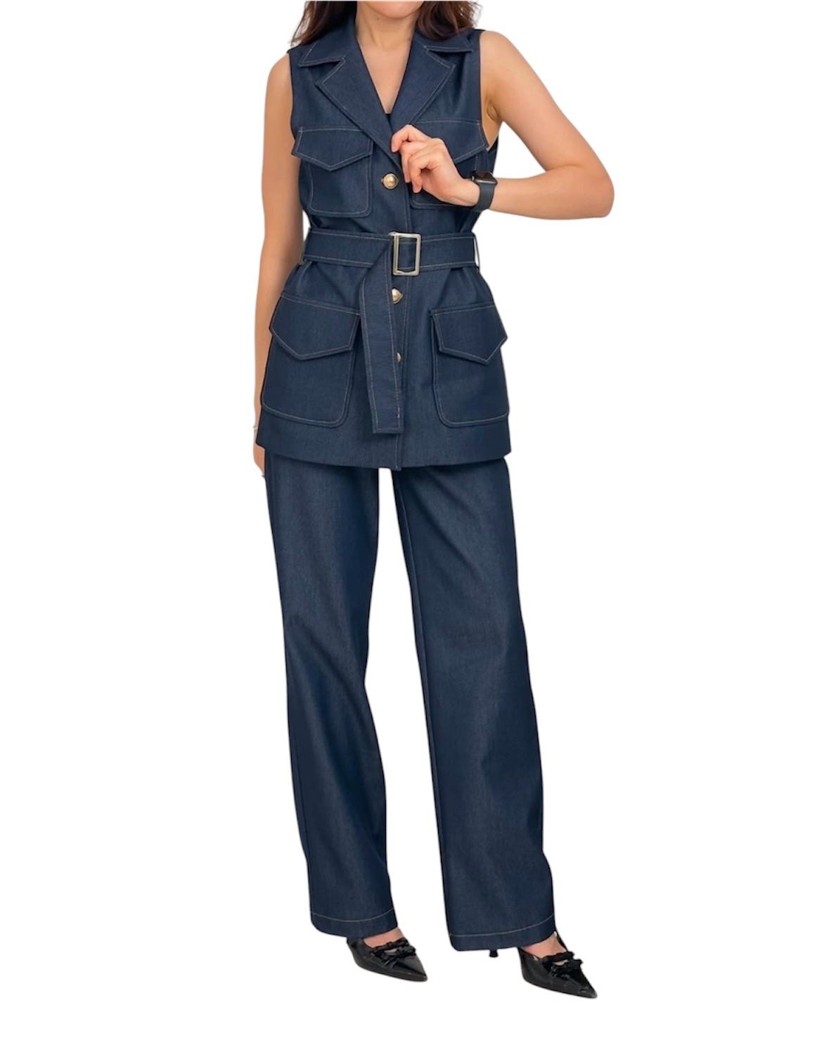 ensemble en Denin L'élégance le denim, brut et authentique avec ses boutons dorés et une ceinture qui vient souligner votre taille chic.  Le gilet se boutonne, se ceinture, s’ouvre sur un top léger selon l’humeur du jour. Le pantalon, ample et légèrement fluide,  confort et allure, celles qui ont juste envie de se sentir bien avec élégance. silhouette workwear affirmée,le gilet sur un top fin et un pantalon de préférence de couleur unie et le pantalon en jean avec un pull douillet. grande taille curvy size 