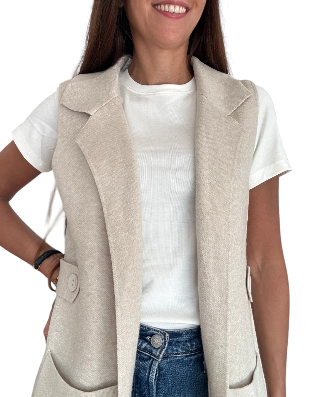 Ce gilet long sans manches est l'ajout parfait à votre tenue.

En tissu doux de couleur beige clair, il offre une coupe ajustée qui flatte la silhouette. Avec ses poches pratiques et ses boutons décoratifs, il se porte facilement par-dessus un t-shirt ou une blouse pour un look chic et décontracté.

-------------------------------------------------------------------------------------------------

Le modèle mesure 1m69 et porte une taille unique.
