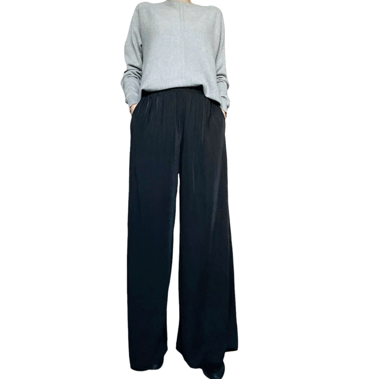 Ce palazzo noir légèrement satiné vous offre une allure élégante et sophistiquée. La texture satinée apporte une touche de luxe, tandis que la coupe large du palazzo assure confort et fluidité.&nbsp;Pour un look chic, associez-le avec un haut élégant, comme une blouse fluide ou un chemisier ajusté. Ajoutez des talons hauts et des accessoires sophistiqués pour compléter le look.&nbsp;Pour un style décontracté, optez pour un t-shirt simple ou un pull léger.