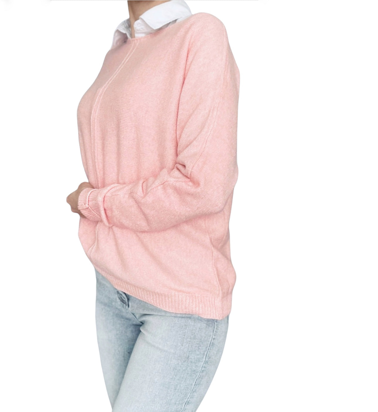 Fabriqué dans un mélange doux de fibres de haute qualité, ce pull offre non seulement chaleur et confort, mais également une touche de féminité avec sa teinte rose tendre. Parfait pour les journées printanières, ce pull polyvalent s'associe facilement à différentes tenues, ajoutant une note de douceur à votre style. Confectionné dans une douce laine mélangée, ce pull incarne l'élégance et le confort. 