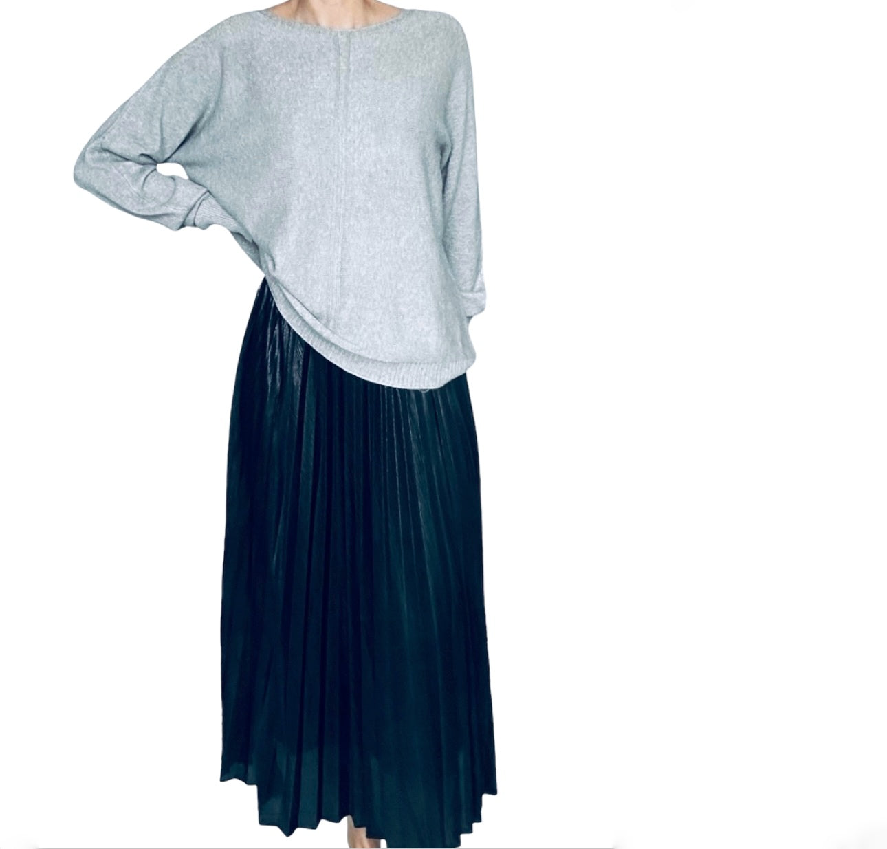 <p>Parfait pour les journées printanières, ce pull polyvalent s'associe facilement à différentes tenues, ajoutant une note de douceur à votre style. Confectionné dans une douce laine mélangée, ce pull incarne l'élégance et le confort.</p> <p>Sa teinte grise neutre permet de l'associer facilement à diverses tenues, tout en restant élégant. Avec son col rond classique, ce pull incarne le style décontracté et chic.</p>