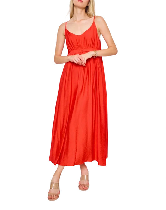 robe longue fluide adaptée  orange à bretelles fine est parfaite pour vos sorties estivales. Sa coupe fluide et sa longueur midi offrent un confort optimal et une grande liberté de mouvement. Le décolleté en V et les bretelles fines apportent une touche de féminité et de légèreté, tandis que le tissu ajoute une note de sophistication.Pour un style aérien Facile à porter, laissez-vous séduire par son charme intemporel et son allure lumineuse qui ne passera pas inaperçue. grande taille curvy size xxxxl