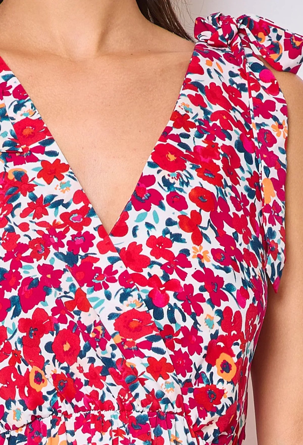Cette superbe robe longue présente un imprimé floral vibrant dans des tons de rouge, rose et bleu, apportant une touche de fraîcheur estivale à votre garde-robe. Conçue avec un décolleté en V profond et des bretelles à volants délicats, elle allie élégance et féminité. Sa coupe fluide et sa taille cintrée créent une silhouette flatteuse, idéale pour des occasions décontractées ou formelles. grande taille curvy size XXXL