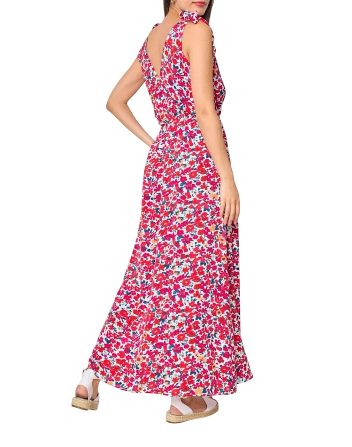 Cette superbe robe longue présente un imprimé floral vibrant dans des tons de rouge, rose et bleu, apportant une touche de fraîcheur estivale à votre garde-robe. Conçue avec un décolleté en V profond et des bretelles à volants délicats, elle allie élégance et féminité. Sa coupe fluide et sa taille cintrée créent une silhouette flatteuse, idéale pour des occasions décontractées ou formelles. grande taille curvy size XXXL