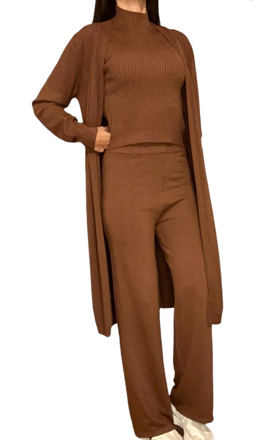 Cet ensemble 3 pièces est conçu pour un style cocooning sans compromis sur l’élégance. Son long gilet ajoute une touche décontractée et moderne, parfait pour une superposition légère. Son débardeur assorti offre une allure chic tandis que le pantalon complète la tenue avec un confort exceptionnel. Cet ensemble est une invitation à l’aisance tout en restant impeccablement tendance.