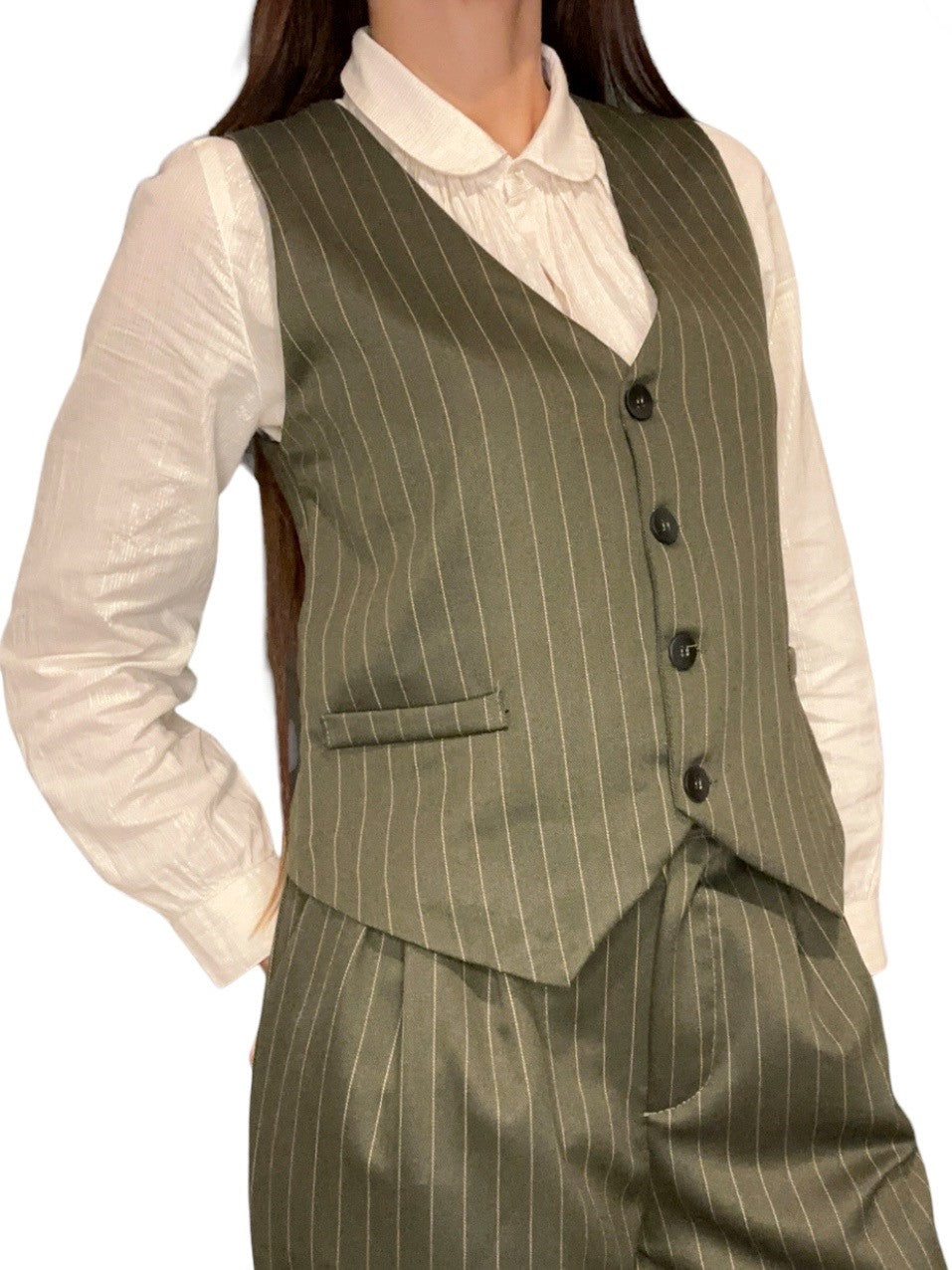 Un veston, souvent appelé gilet, est une pièce vestimentaire qui se caractérise par l'absence de manches. Il est conçu pour être porté par dessus une chemise ou une chemisette, ajoutant une touche de sophistication à une tenue formelle.  Il peut être également complété avec son pantalon de la même couleur. Cette combinaison crée un ensemble coordonnée, apportant une cohérence esthétique à votre tenue. 