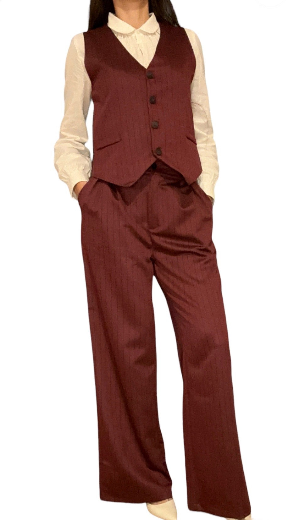 Notre pantalon fluide de couleur bordeaux, sublimé par des rayures délicates noire, ajoute une touche charmante à votre tenue. Conçu en polyester, ce pantalon allie longueur et ampleur pour une silhouette fluide et légère.  Complétez votre ensemble avec élégance en l’associant avec un veston. L’harmonie de couleur créera un look sophistiqué et singulier. Adoptez le confort sans sacrifier l’élégance.