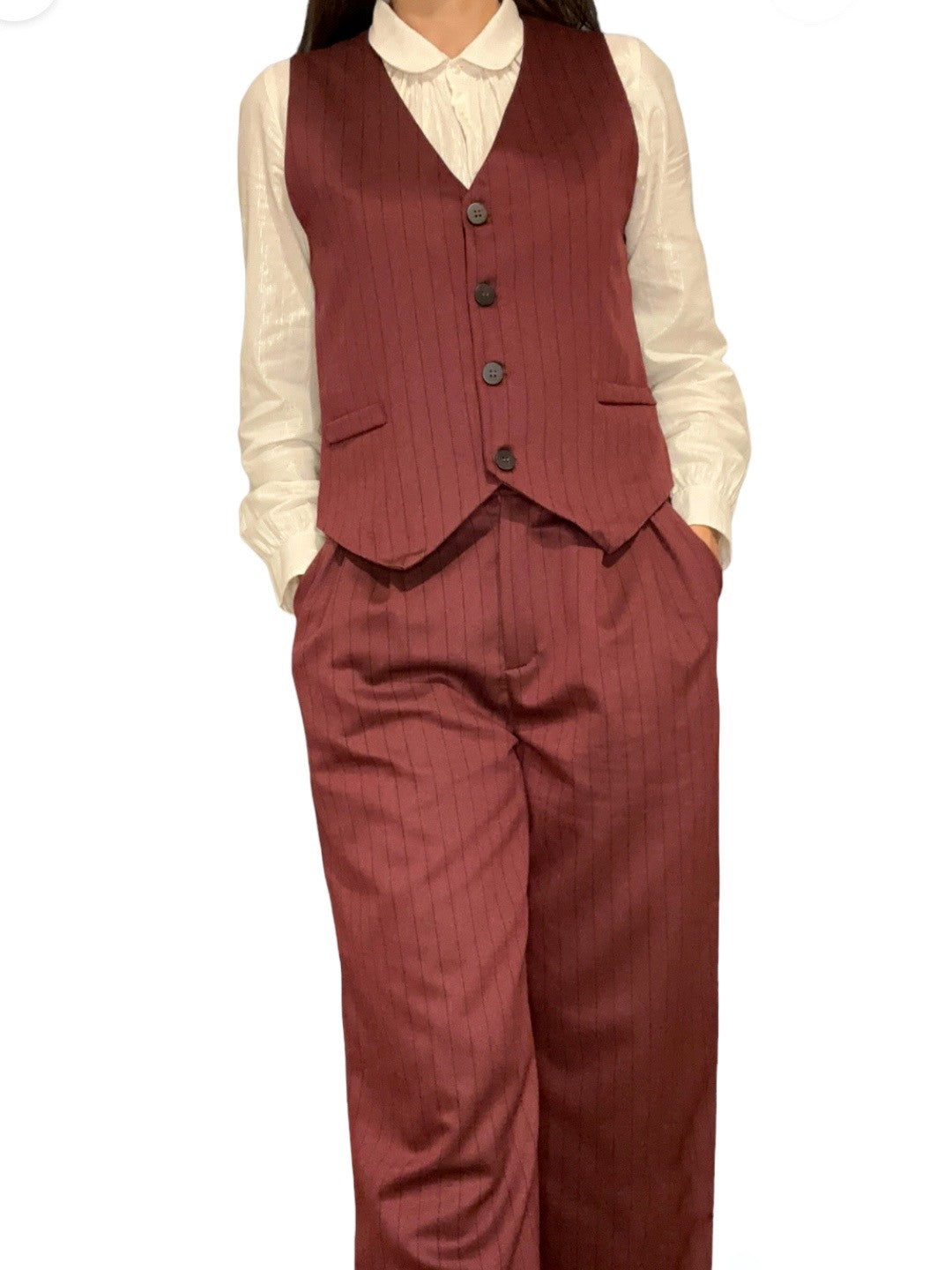 Un veston, souvent appelé gilet, est une pièce vestimentaire qui se caractérise par l'absence de manches. Il est conçu pour être porté par dessus une chemise ou une chemisette, ajoutant une touche de sophistication à une tenue formelle.  Il peut être également complété avec son pantalon de la même couleur. Cette combinaison crée un ensemble coordonnée, apportant une cohérence esthétique à votre tenue. 