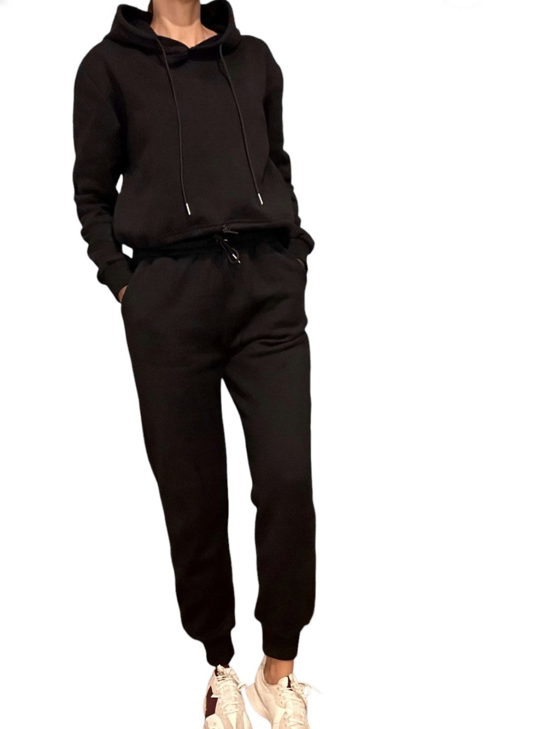 Vêtement parfait pour des activités légères, la détente à la maison ou pour une tenue décontractée et confortable. Fabriqué à partir de coton, il offre une texture douce et respirante, ce qui le rend agréable à porter.  Ce type de pantalon de sport se caractérise par une coupe décontractée et élastique à la taille avec un cordon de serrage pour un ajustement confortable. Il comporte deux poches latérales pratiques. Il offre un équilibre entre confort et style décontracté.