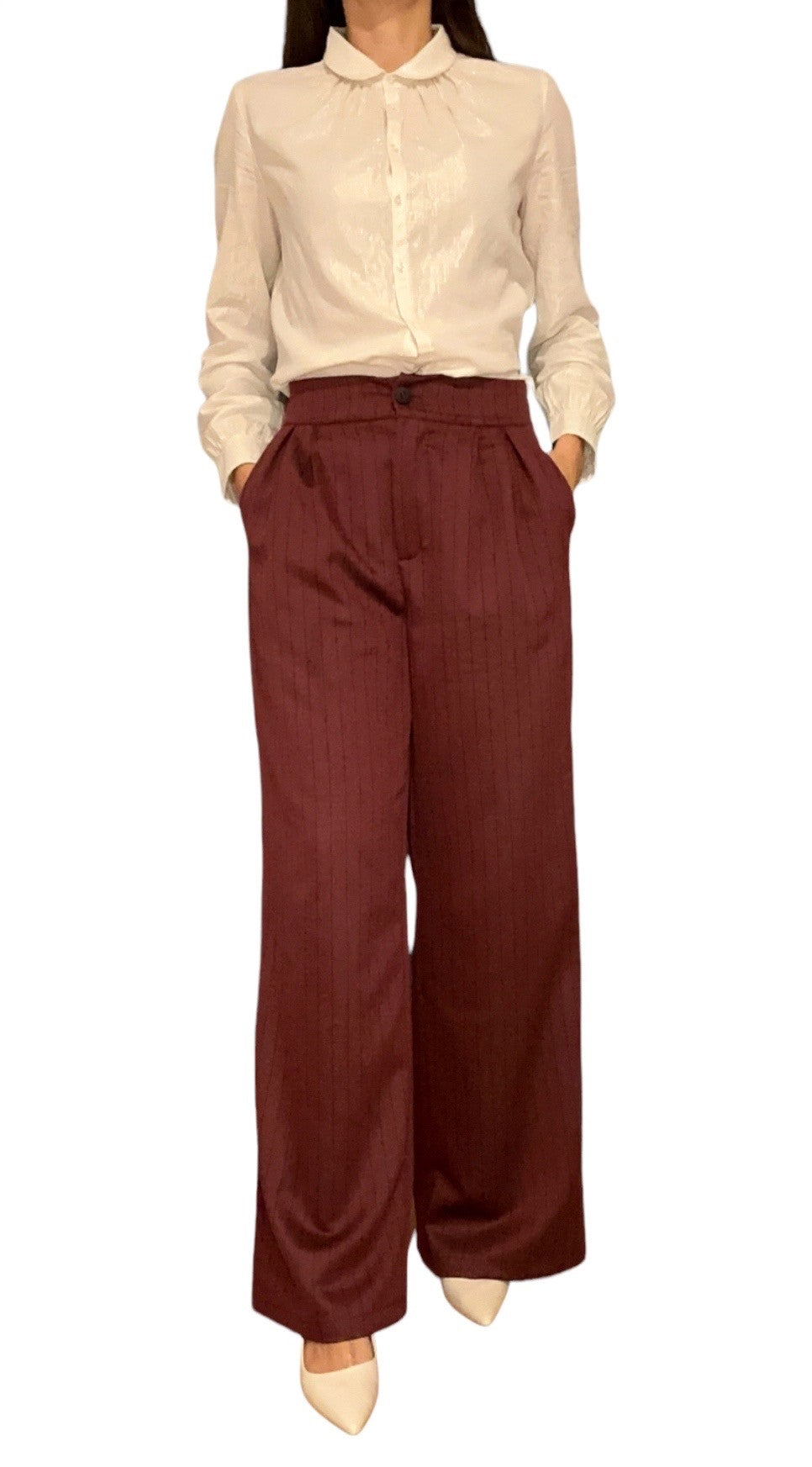 Notre pantalon fluide de couleur bordeaux, sublimé par des rayures délicates noire, ajoute une touche charmante à votre tenue. Conçu en polyester, ce pantalon allie longueur et ampleur pour une silhouette fluide et légère.  Complétez votre ensemble avec élégance en l’associant avec un veston. L’harmonie de couleur créera un look sophistiqué et singulier. Adoptez le confort sans sacrifier l’élégance.