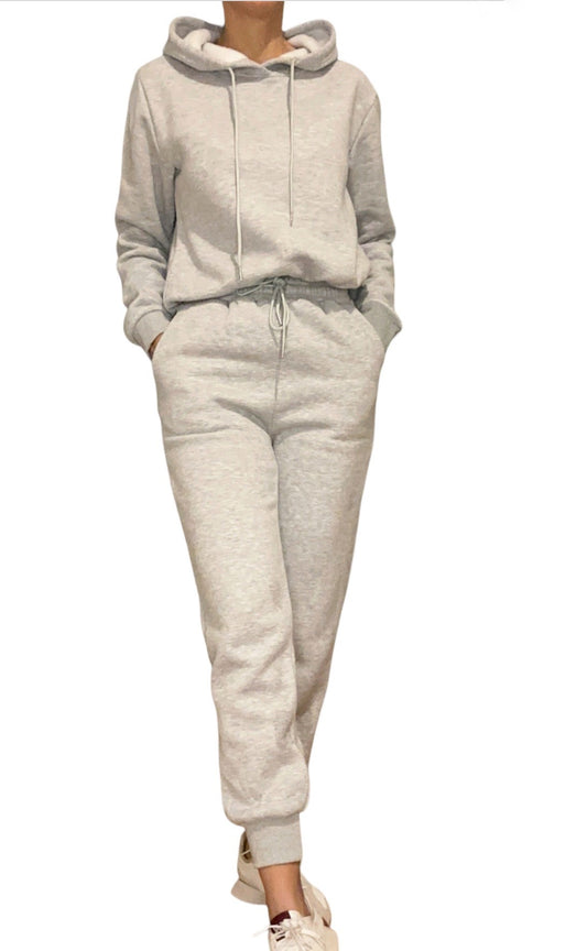 êtement parfait pour des activités légères, la détente à la maison ou pour une tenue décontractée et confortable. Fabriqué à partir de coton, il offre une texture douce et respirante, ce qui le rend agréable à porter.  Ce type de pantalon de sport se caractérise par une coupe décontractée et élastique à la taille avec un cordon de serrage pour un ajustement confortable. Il comporte deux poches latérales pratiques. Il offre un équilibre entre confort et style décontracté.