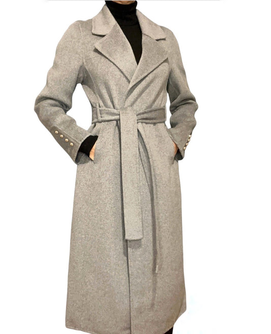 Superbe manteau d’extérieur long, élégant et chaud qui descend jusqu’au mollets.  Fabriqué à 70% en laine de qualité, il offre une sensation de chaleur et de confort. Il est doté de boutons décoratifs sur le bas des manches. Ce type de manteau est souvent associé à un style classique et intemporel, idéal pour la saison actuelle. Il peut être porté pour des occasions formelles ou pour ajouter une touche d’élégance à n’importe quelle tenue.