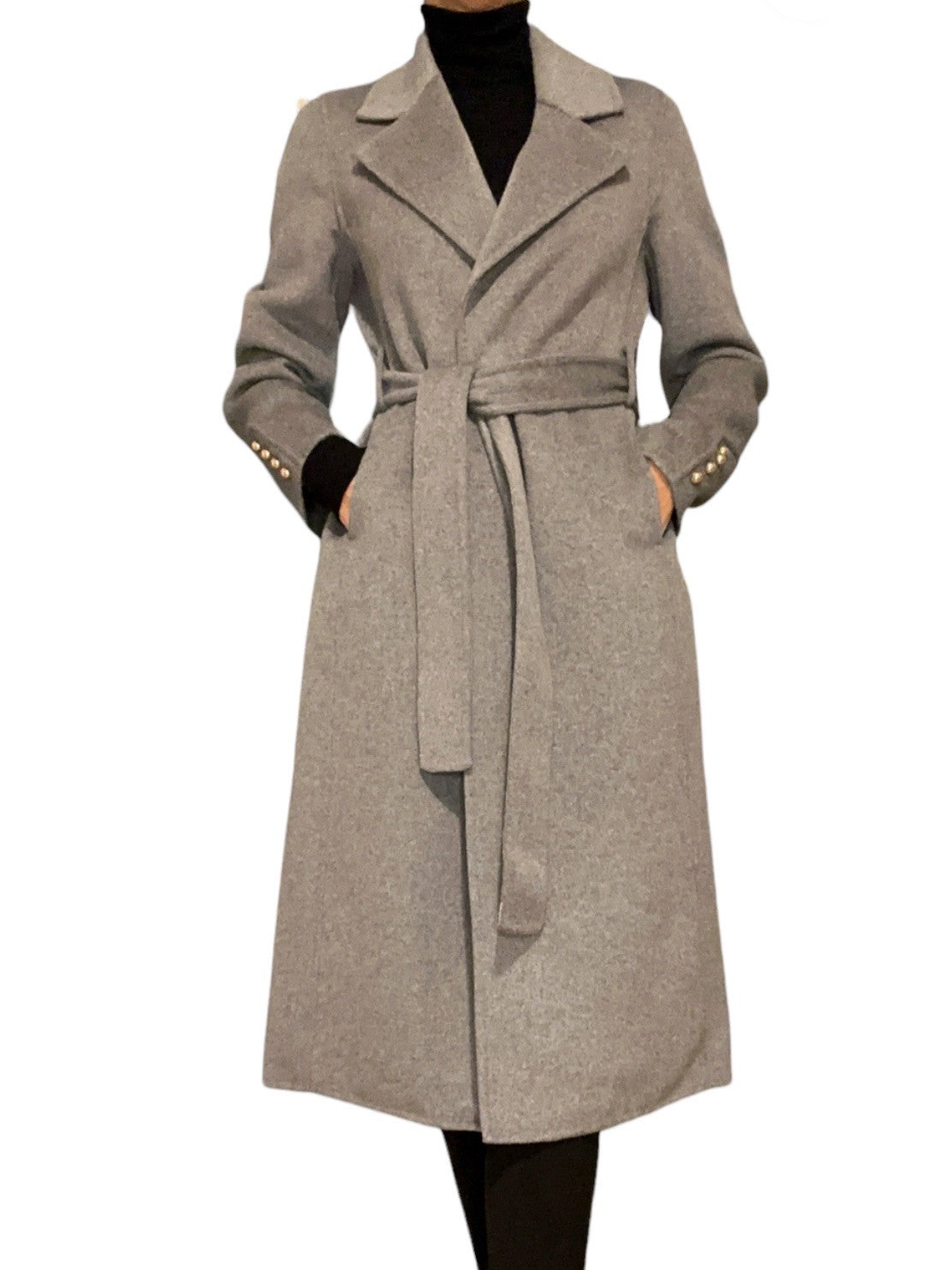 Superbe manteau d’extérieur long, élégant et chaud qui descend jusqu’au mollets.  Fabriqué à 70% en laine de qualité, il offre une sensation de chaleur et de confort. Il est doté de boutons décoratifs sur le bas des manches. Ce type de manteau est souvent associé à un style classique et intemporel, idéal pour la saison actuelle. Il peut être porté pour des occasions formelles ou pour ajouter une touche d’élégance à n’importe quelle tenue.