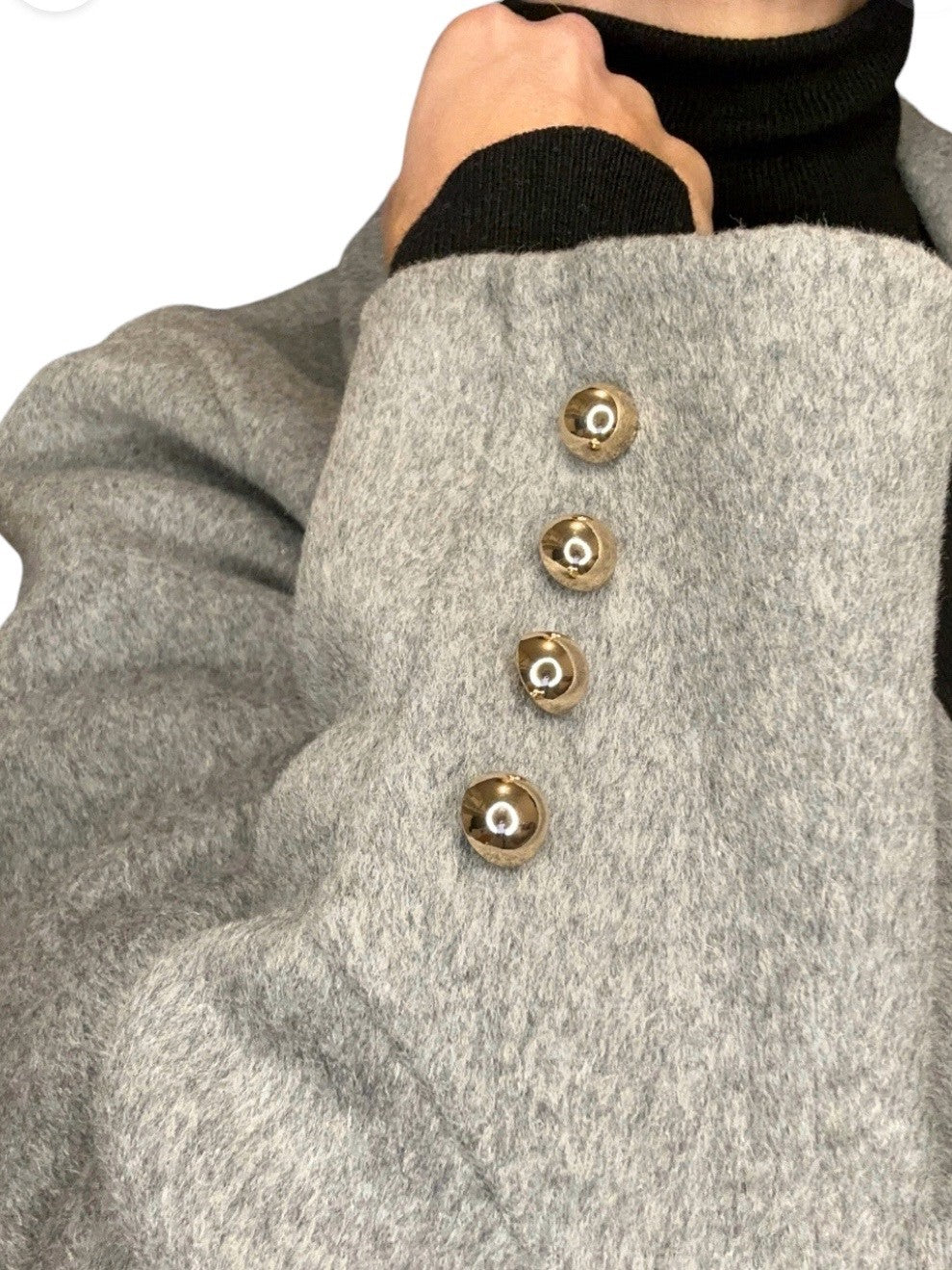 Superbe manteau d’extérieur long, élégant et chaud qui descend jusqu’au mollets.  Fabriqué à 70% en laine de qualité, il offre une sensation de chaleur et de confort. Il est doté de boutons décoratifs sur le bas des manches. Ce type de manteau est souvent associé à un style classique et intemporel, idéal pour la saison actuelle. Il peut être porté pour des occasions formelles ou pour ajouter une touche d’élégance à n’importe quelle tenue.