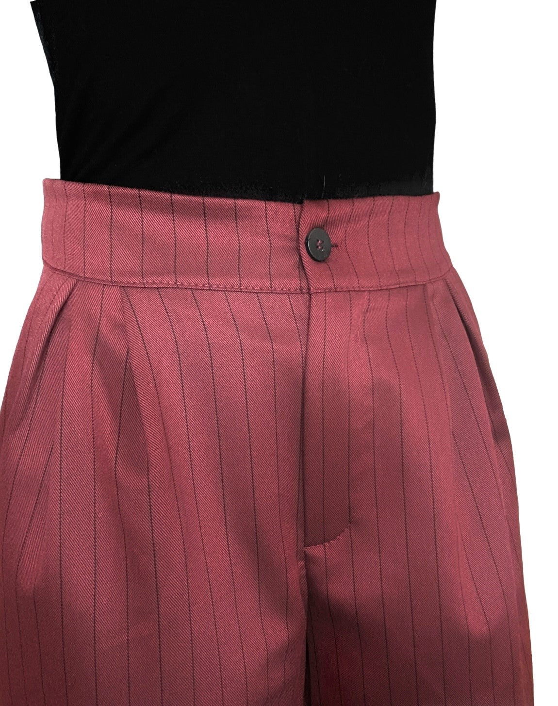 Notre pantalon fluide de couleur bordeaux, sublimé par des rayures délicates noire, ajoute une touche charmante à votre tenue. Conçu en polyester, ce pantalon allie longueur et ampleur pour une silhouette fluide et légère.  Complétez votre ensemble avec élégance en l’associant avec un veston. L’harmonie de couleur créera un look sophistiqué et singulier. Adoptez le confort sans sacrifier l’élégance.