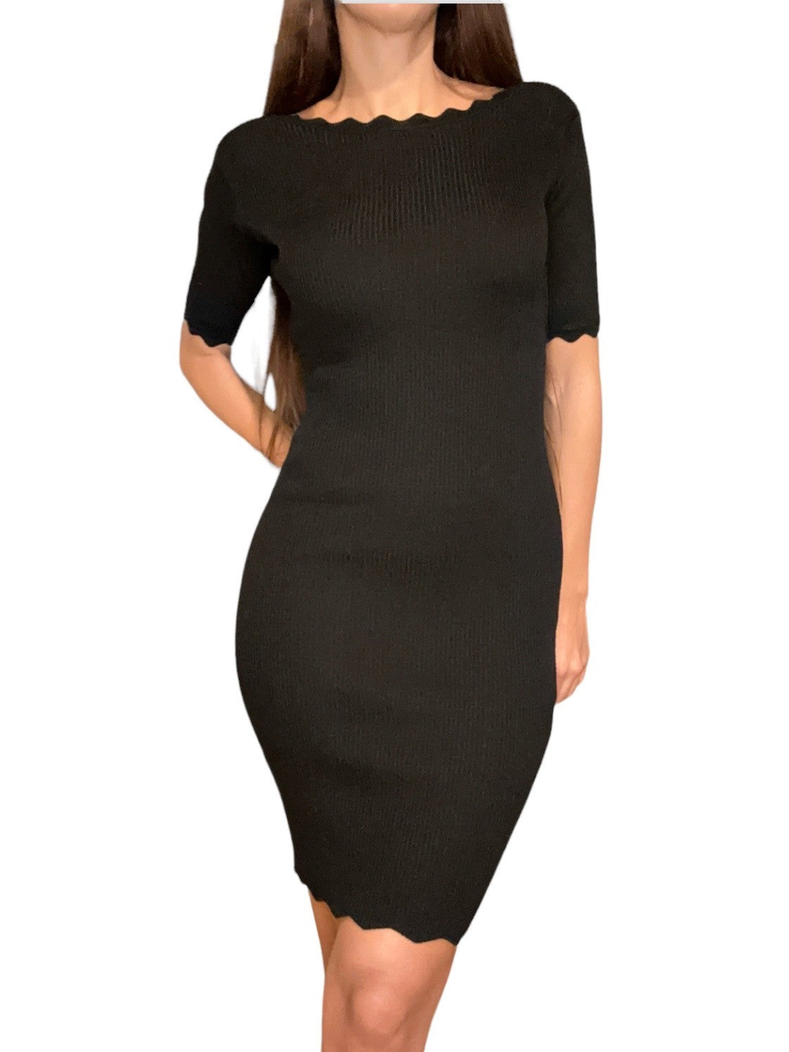 La robe offre un touché doux ce qui rend cette robe très confortable. Elle offre une touche de simplicité et de raffinement, ce qui la rend adaptée à toutes les saisons et à tous les gouts.  Sa longueur au niveau du genou est une caractéristique qui combine élégance et praticité.Elle est suffisamment courte pour rester confortable et décontractée, tout en étant suffisamment longue pour être approprié à des environnements formelle ou professionnelle.