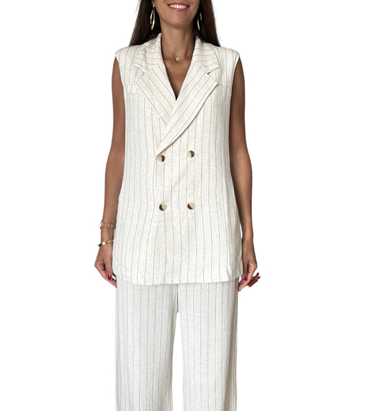 Ce look se compose d'un tailleur féminin en lin, idéal pour une allure chic (pièces vendues séparément).
Le pantalon à jambes larges complète l'ensemble, offrant un confort optimal tout en allongeant la silhouette. Le motif à fines rayures verticales sur l'ensemble du tailleur ajoute une dimension élégante et intemporelle. Ce look est parfait pour une tenue professionnelle décontractée ou un événement estival élégant.

