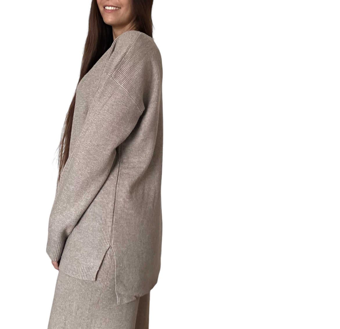 Le pantalon assorti, à la coupe fluide et évasée, garantit une aisance de mouvement tout en conservant une silhouette élégante. Parfait pour des journées de détente tout en restant stylée, cet ensemble se porte aussi bien à la maison que pour des sorties décontractées.

----------------------------------------------------------------------------------------------------

Le modèle mesure 1m69 et porte une taille S/M.

Détails de la conception : 70% viscose, 15% laine et 15% polyamide.